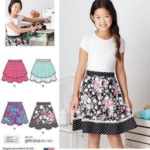 Op de afbeelding: Simplicity 8106 Learn to Sew patroon envelop met een wit t-shirt en een bloemenrok met een zwart-witte stippenzoom. Het patroon bevat vier rokvarianten gelabeld A, B, C en D, met instructies voor meisjesmaten plus 8,5-16,5.