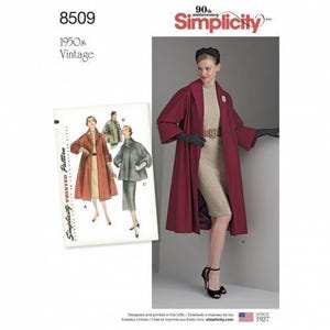 Puede incluir: Sobre de patrón de costura Simplicity 8509 1950s Vintage con ilustraciones de un abrigo largo y un traje de falda. La imagen muestra un abrigo granate sobre un vestido beige, guantes negros y tacones negros, con el logotipo de Simplicity.