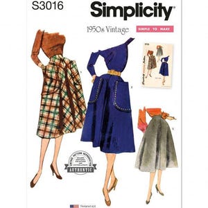 Könnte beinhalten: Ein Simplicity S3016 1950s Vintage-Schnittmusterumschlag mit Illustrationen von drei verschiedenen Kleidungsstilen. Das Cover zeigt ein kariertes Kleid, ein einfarbiges blaues Kleid mit Taschen und einen grauen Rock, inklusive dem Text Simple to Make.