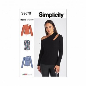 Pode incluir: Envelope de molde de costura Simplicity S9679 easy-to-sew apresentando uma blusa preta de manga comprida com decote assimétrico e abertura no ombro. A capa exibe três variações da blusa em laranja sólido, estampa floral e azul sólido.