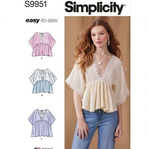 Op de afbeelding: Een Simplicity S9951 easy-to-sew naaipatroon-envelop met een crèmekleurige blouse met een diepe V-hals, kanten rand en wijde mouwen. De hoes toont drie geïllustreerde variaties van de top in roze, blauw en lichtpaars.