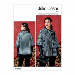 Può includere: Una busta di cartamodello per una giacca Júlio César NYC Vogue Patterns American Designer, V9341. La giacca presenta un tessuto con motivo blu e nero, un colletto alto, maniche a tre quarti e un design decorativo cucito in nero.