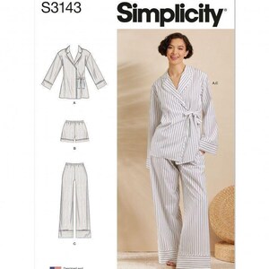 以下が含まれることがあります： Simplicityの型紙S3143。長袖のラップジャケットとウエストタイ、ショートパンツまたはワイドパンツのセット。白地に細い黒の縦縞模様の生地を使用し、技術的な線画と完成した衣服の例で構成されています。