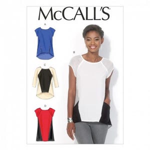 Op de afbeelding: McCall's naaipatroon voor een damestop met vier verschillende stijlen. De eerste stijl is een blauwe top met een high-low zoom. De tweede stijl is een witte top met een zwart-wit kleurblok ontwerp. De derde stijl is een zwart-witte top met een high-low zoom. De vierde stijl is een rood-zwarte top met een high-low zoom.