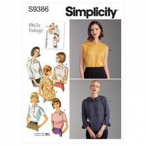 Könnte beinhalten: Simplicity Schnittmuster S9386 für Blusen im Vintage-Stil der 1960er Jahre. Die Packung zeigt Illustrationen von vier verschiedenen Blusendesigns mit unterschiedlichen Ausschnitten und Ärmellängen sowie Fotos von zwei fertigen Kleidungsstücken.