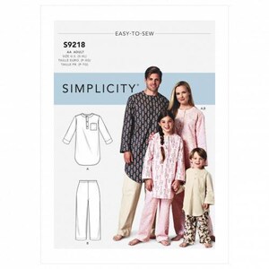 Könnte beinhalten: Ein Simplicity S9218 Schnittmusterumschlag mit Illustrationen eines langärmeligen Hemdes mit Knopfleiste und einer Hose. Das Cover zeigt vier Personen in Schlafanzügen mit verschiedenen Mustern, darunter ein dunkler geometrischer Druck und ein hellrosa Giraffenmuster.