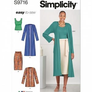 Könnte beinhalten: Simplicity Schnittmuster S9716 für eine einfach zu nähende Kollektion mit ärmellosem Oberteil, langärmeligem Duster-Cardigan und Rock. Die Schnittmusterhülle zeigt technische Illustrationen der Kleidungsstücke und ein Foto des fertigen Sets.