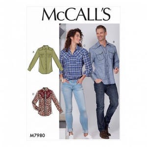 Op de afbeelding: McCall's M7980 naaipatroon-envelop met illustraties van overhemden met lange mouwen in olijfgroen en bloemenprint, naast foto's van een blauw geruit overhemd en een lichtblauw spijkeroverhemd met donkere contraststiksels.
