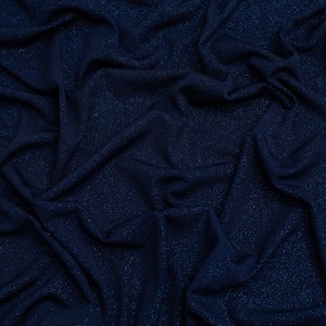 Op de afbeelding: Close-up van een donkerblauwe stof met een subtiele glans. De stof is gekreukt en heeft een zacht, luxueus gevoel.