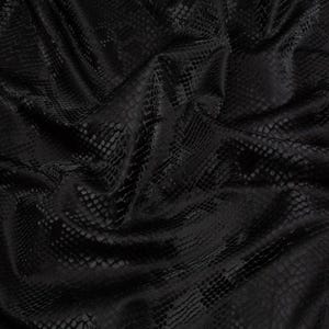 Könnte beinhalten: Ein schwarzer Stoff mit einem erhabenen, strukturierten Schlangenhautmuster. Das Material ist in weichen Falten drapiert, wodurch ein Spiel von Licht und Schatten über das sich wiederholende schuppenartige Design auf der dunklen Textiloberfläche entsteht.