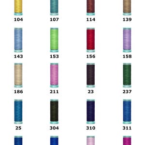 Könnte beinhalten: Eine Sammlung von zwanzig Gütermann Pure Silk R 753 30m Garnrollen in verschiedenen Farben, die jeweils mit einer Nummer versehen sind. Die Garnrollen sind in einem Raster angeordnet und zeigen eine Vielfalt an Tönen wie Gelb, Blau, Grün, Rot und Violett.
