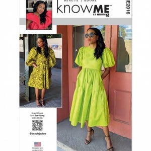 Pode incluir: Um envelope de molde de costura ME2016 knowME by mimi g apresentando um vestido em camadas verde-limão brilhante com mangas bufantes e uma segunda versão em tecido estampado amarelo e preto. Inclui um código QR para um tutorial em vídeo.
