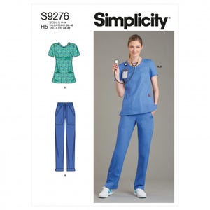 Op de afbeelding: Simplicity naaipatroon S9276 voor een V-hals scrubtop en een broek met trekkoord. Het patroon bevat een groen patroontopje en een effen blauwe set van top en broek. De verpakking toont maatinformatie voor Amerikaanse maten 6-14 en Euro maten 32-40.