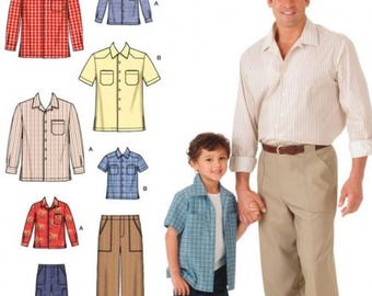 Pode incluir: Padrão de costura Simplicity número 4760 para camisas e calças. O padrão inclui uma camisa xadrez vermelha e branca, uma camisa azul, uma camisa amarela, uma camisa listrada, uma camisa xadrez, uma calça marrom e uma calça azul.