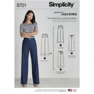 Puede incluir: Patrón de costura Simplicity 8701 para pattern hacking. El sobre muestra a una persona con pantalones vaqueros anchos de color azul oscuro con bolsillos delanteros y una camiseta a rayas. Los dibujos técnicos muestran cuatro variantes: patrón base, pantalón de chándal, pantalón corto con dobladillo deshilachado y pantalón corto con aberturas.