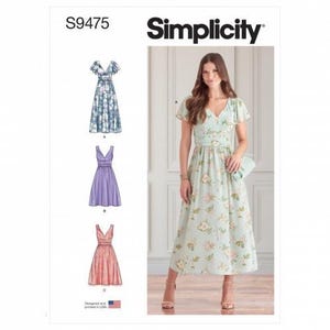 Pode incluir: Molde de costura Simplicity S9475 apresenta um vestido com decote em V, mangas com babados e cintura franzida. O padrão inclui três variações: uma estampa floral azul, um lavanda sólido e um coral, todos com saia de comprimento midi.
