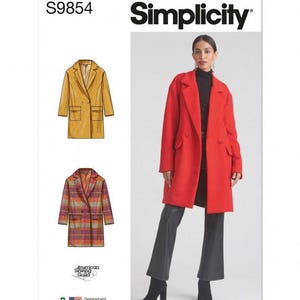 以下が含まれることがあります： Simplicityの型紙S9854。ノッチドラペルとフロントポケットを備えたダブルブレストコート。型紙には、無地のマスタードイエローのコートとマルチカラーのチェック柄コートのイラスト、および赤いコートの着用例が含まれています。