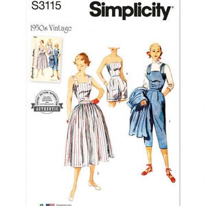 Può includere: Una busta per cartamodello Simplicity S3115 1950s Vintage con illustrazioni di tre outfit: un abito a righe con gonna ampia, una tutina senza spalline a righe abbinata e una salopette blu indossata sopra un top bianco con giacca coordinata.