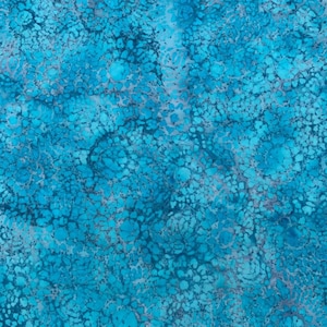 Può includere: Un tessuto con un vivace motivo batik nei toni del turchese e del ciano. Il design è composto da forme organiche complesse e interconnesse e da motivi circolari in varie sfumature di blu, creando un aspetto denso e strutturato sulla superficie.