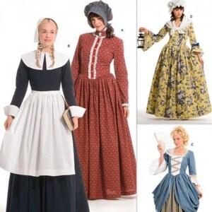 Op de afbeelding: Een Simplicity 3723 naaipatroon-envelop met vier historische kostuumontwerpen. De afbeeldingen tonen een zwart-witte koloniale jurk, een rode jurk met bloemenprint en lange mouwen, een gele bloemenjurk met een lantaarn en een blauw-beige japon.