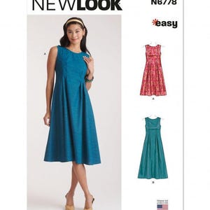Pode incluir: Molde de costura New Look N6778 para um vestido sem mangas com decote redondo e saia plissada. O envelope do molde exibe um vestido azul-petróleo, um vestido rosa estampado e um vestido azul-petróleo liso, com o texto New Look, N6778 e easy.