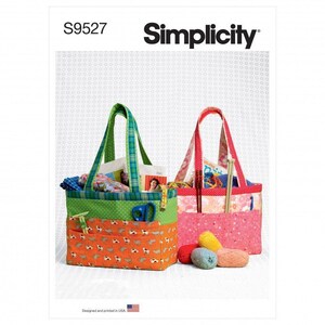 Puede incluir: Sobre de patrón de costura Simplicity S9527 que muestra dos bolsos tote. El bolso de la izquierda es verde y naranja con estampado de perros, y el de la derecha es rosa con estampado floral. Ambos bolsos tienen bolsillos y asas.