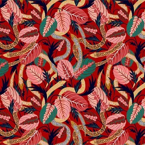 Könnte beinhalten: Ein Stoffdruck mit einem leuchtend roten Hintergrund und einem sich wiederholenden Muster aus gewundenen Schlangen mit gelb-schwarz gepunkteten Schuppen, durchsetzt mit großen rosa, weißen und dunkelgrünen Tropenblättern und dunkelblauen Blattakzenten.