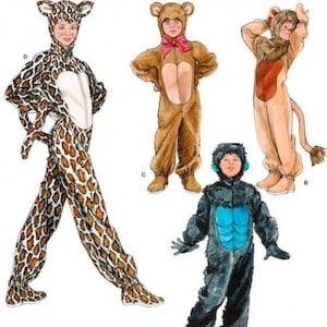 Op de afbeelding: Simplicity 2855 naaipatroon voor kinderkostuums met vier variaties: een jumpsuit met luipaardprint, een bruin berenpak met een roze strik, een beige leeuwenkostuum met manen en staart, en een donkerblauwe, getextureerde jumpsuit met een lichtblauw borststuk.