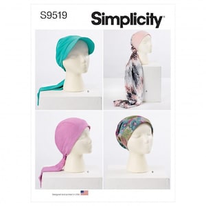 Op de afbeelding: Simplicity patroon S9519 met vier hoofddeksels op etalagepoppen: een turquoise pet met klep en linten, een roze muts met een lange sjaal met patroon, een effen roze muts met linten en een muts met een veelkleurige bloemenprint zonder linten.