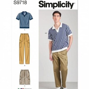 Könnte beinhalten: Simplicity Schnittmuster S9718 mit Abbildungen eines kurzärmeligen Poloshirts, einer Cargohose und Cargoshorts. Das Schnittmuster enthält ein Foto eines Modells, das ein blau-weiß gestreiftes Poloshirt mit einer beigen Cargohose trägt.