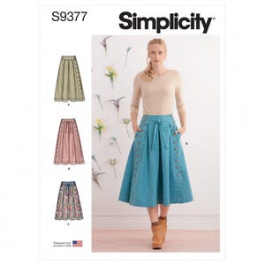 以下が含まれることがあります： Simplicityの型紙S9377。ハイウエストのミディ丈スカートで、ウエストリボンとサイドのボタンが特徴です。型紙には、チェック柄、無地のピンク、花柄の3種類のバリエーションが含まれており、スケッチで示されています。