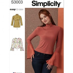 Könnte beinhalten: Simplicity Schnittmuster S3003 für ein einfach zu nähendes Oberteil. Die Schnittmusterhülle zeigt ein langärmeliges Oberteil mit Stehkragen und ausgestellten Glockenärmeln in Terrakotta sowie Illustrationen eines gelben Leoparden- und Blumenoberteils.