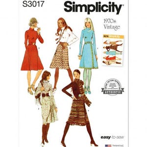 Op de afbeelding: Simplicity naaipatroon S3017 met vintage kledingontwerpen uit de jaren 70. De hoes toont vijf illustraties van jurken en rokken met diverse patronen en kleuren, waaronder rood, blauw en bruin. Tekst bevat Simplicity, 1970s Vintage, 9576 en easy-to-sew.