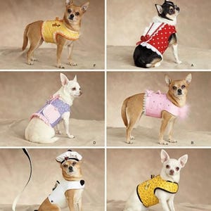 Könnte beinhalten: Simplicity 2393 Schnittmuster für Hundegeschirre und Westen. Sechs Varianten werden an kleinen Hunden gezeigt, darunter gestepptes Gelb, rote Punkte mit Spitze, violettes Blumenmuster, Rosa mit Besatz, weißer Matrosenstil und gelbes Muster.