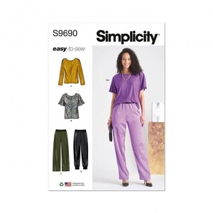 Op de afbeelding: Simplicity naaipatroon S9690 voor een eenvoudig te naaien top en broek. Het patroon toont een mosterdgele top met lange mouwen, een top met luipaardprint en vlindermouwen, een olijfgroene wijde broek en een zwarte joggingbroek met boorden.