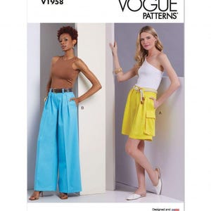 Peut inclure: Pochette de patron de couture Vogue Patterns V1958 présentant deux styles de vêtements. Le modèle B montre un haut marron sans manches avec un pantalon large bleu vif et une ceinture. Le modèle A montre un haut blanc asymétrique avec un short jaune.