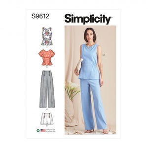Könnte beinhalten: Simplicity Schnittmuster S9612 mit Abbildungen eines ärmellosen Blumenoberteils, eines korallenfarbenen Oberteils mit kurzen Ärmeln, einer weiten Hose mit Knopfdetails und Shorts. Ein Modell trägt ein hellblaues ärmelloses Oberteil und eine passende Hose.