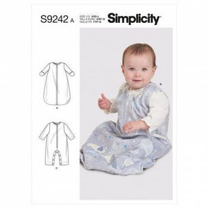Könnte beinhalten: Das Simplicity Schnittmuster S9242 A zeigt ein Baby in einem ärmellosen, hellblauen Schlafsack mit weißem Elefanten- und Sternenmuster. Die Packung enthält technische Strichzeichnungen für einen Schlafsack mit Ärmeln und einen Strampler.