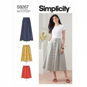Könnte beinhalten: Simplicity Schnittmuster S9267 für einen Rock mit durchgehender Knopfleiste in drei Längen. Die Packung zeigt ein weißes T-Shirt und einen grauen, gestreiften Midirock sowie Illustrationen eines blauen, eines gelben Blumenrocks und eines roten Rocks.