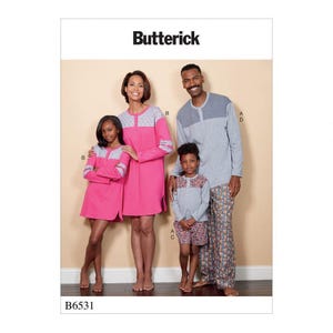 Peut inclure: Patron de couture Butterick B6531 présentant des chemises de nuit à manches longues rose vif avec des empiècements gris à motifs, et un haut à manches longues avec pantalon ou short assorti gris à imprimé champignons multicolores.