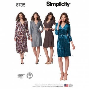 Könnte beinhalten: Simplicity Schnittmuster 8735 zeigt vier Varianten eines Wickelkleides mit V-Ausschnitt und Dreiviertelärmeln. Die Designs umfassen einen Blumendruck, ein unifarbenes Grau, einen dunklen Nadelstreifen und einen strukturierten blaugrünen Stoff, alle mit Bindegürtel.