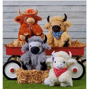 Può includere: Quattro peluche di mucche highland in un carro rosso. Una è color ruggine con un cappello di paglia, una è marrone chiaro con una bandana blu, una è grigia e una è bianca con una bandana rossa. L'etichetta Simplicity S3221 è visibile.