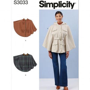 Può includere: Il cartamodello Simplicity S3033 presenta tre varianti di mantella. La vista A è una mantella marrone tinta unita, la vista B è una mantella a quadri con colletto, e la vista C è una mantella beige con cappuccio, cintura, quattro tasche e bottoni.