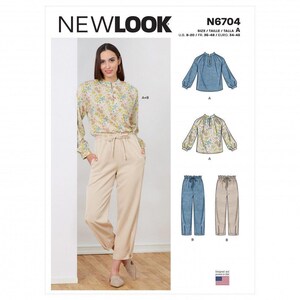 Op de afbeelding: New Look naaipatroon N6704 voor een blouse met lange mouwen en een broek. De blouse heeft een opstaande kraag en knoopsluiting. De broek heeft een elastische tailleband met trekkoord en rechte broekspijpen. Inclusief de maten 36-48.