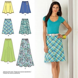 Op de afbeelding: Een Simplicity 2184 naaipatroon-envelop met illustraties van zes rokvarianten in verschillende lengtes en patronen, naast een foto van een rok met een blauw, groen en geel ruitpatroon en een blauwgroene top met korte mouwen.