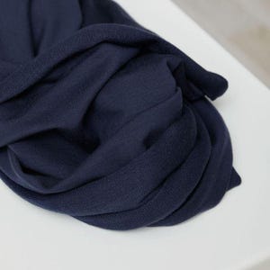MILK Frogのテンセルリヨセルループバックフレンチテリーストレッチニット生地をご紹介します。無地のドレスメイキング生地で、幅は160cm/63インチです。1メートル単位での販売となります。 画像 4