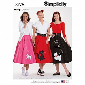 Puede incluir: Sobre de patrón de costura Simplicity 8775 easy-to-sew que muestra tres variaciones de conjuntos con faldas amplias. Los diseños incluyen una falda rosa con un caniche blanco, una falda roja con un gato negro y una falda negra con un perro blanco.