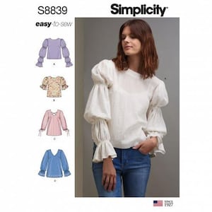 Op de afbeelding: Simplicity S8839 easy-to-sew naaipatroon-envelop met een witte blouse met lange mouwen, volumineuze geplooide mouwen en een ronde halslijn. De envelop toont vier variaties van de top in verschillende kleuren en patronen, waaronder bloemen- en streepontwerpen.