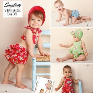 Pode incluir: Molde de costura Simplicity 1600 para roupa de bebé vintage. O envelope apresenta vários conjuntos para bebé, incluindo um conjunto de duas peças com flores vermelhas e touca a condizer, uma cueca azul estampada, um macacão verde e um vermelho.
