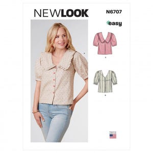 Könnte beinhalten: Ein Schnittmusterumschlag für New Look N6707 mit einer geknöpften Bluse mit großem Rüschenkragen und Puffärmeln. Das Schnittmuster enthält zwei Varianten: eine Version mit Blumenmuster und eine gestreifte Version, beide mit V-Ausschnitt.